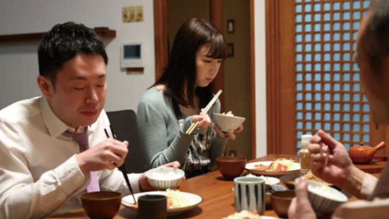кадр из фильма かわいい嫁の白き肉体 お義父さんにおしおきされて‥