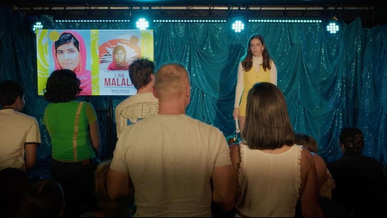 кадр из фильма Emma Holland: Here Comes Mr. Forehead