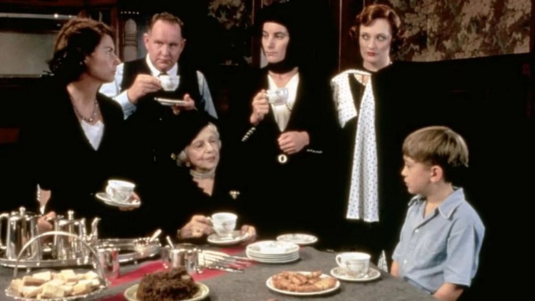 кадр из фильма Тише, он может услышать