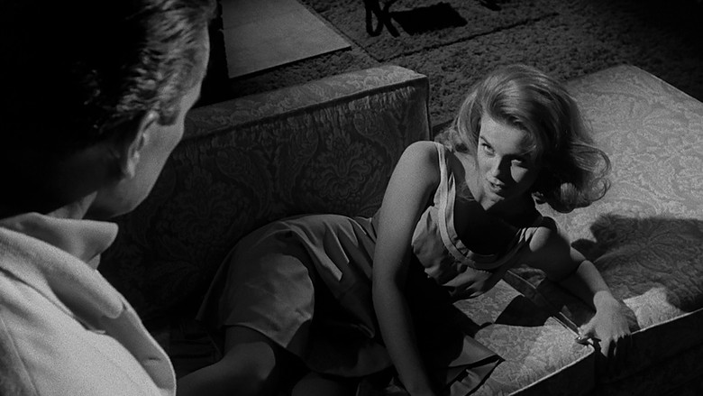 кадр из фильма Кошечка с хлыстом