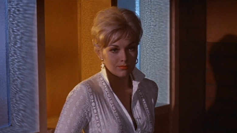 кадр из фильма Мы незнакомы, когда встречаемся