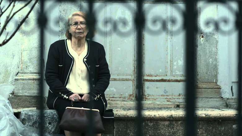 кадр из фильма Evdeki Yabancılar