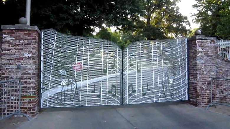 кадр из фильма Elvis by the Presleys