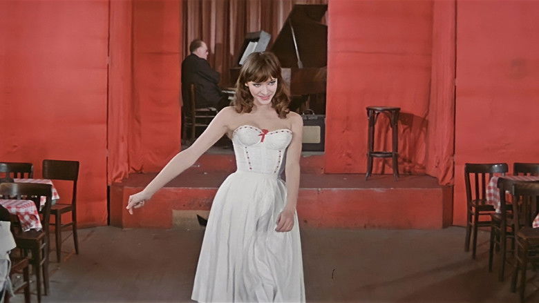 кадр из фильма Женщина есть женщина