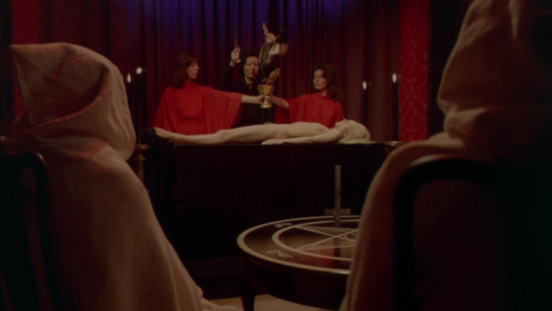 кадр из фильма Сатанинские обряды Дракулы