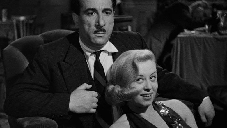 кадр из фильма Огни варьете