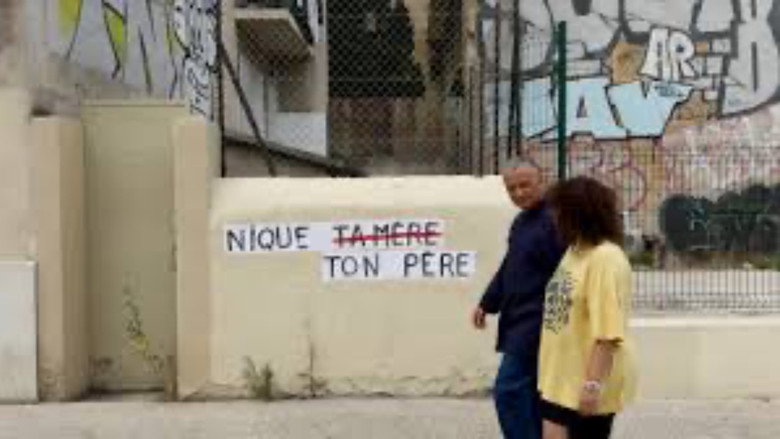 кадр из фильма Les pères sont des mères juives comme les autres