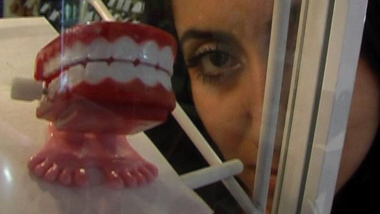 кадр из фильма Зубы на полке