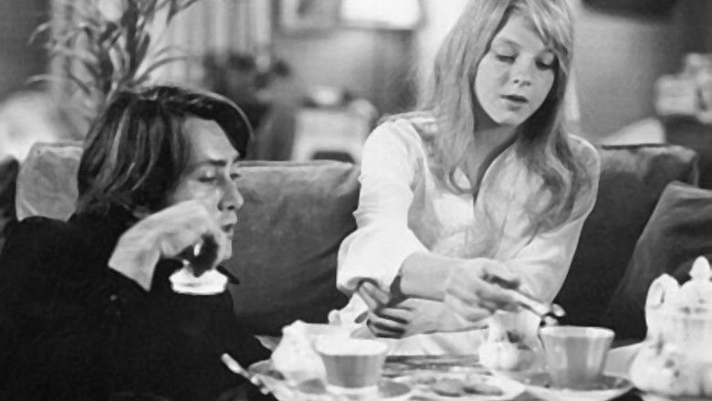 кадр из фильма Девочка живущая вниз по переулку