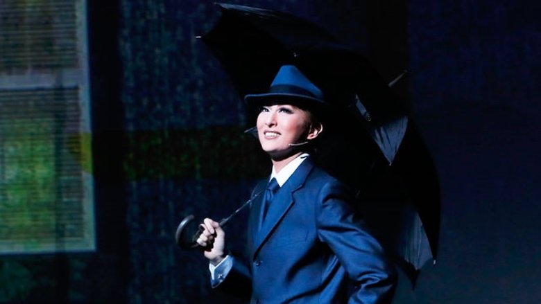 кадр из фильма 雨に唄えば