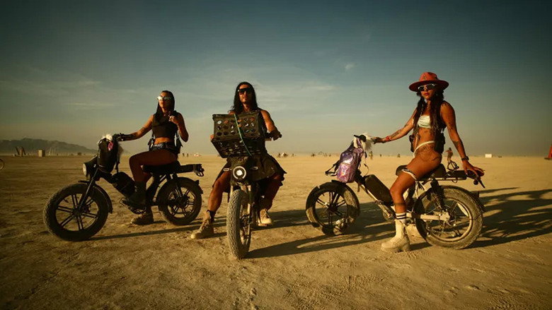 кадр из фильма Burning Man, le désert de tous les possibles
