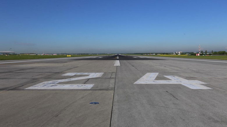 кадр из фильма Runway 06-24