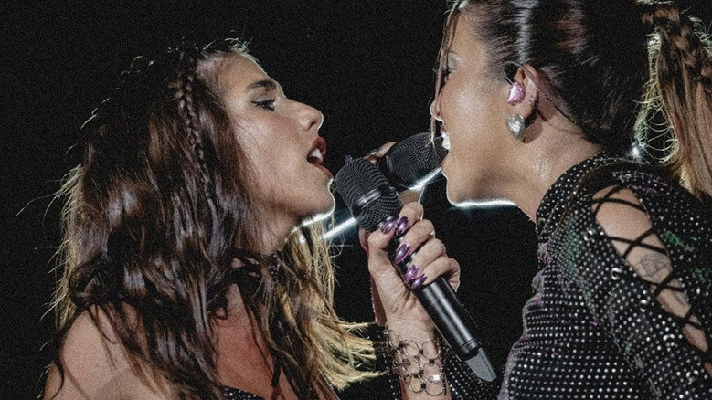 кадр из фильма DOC Clara x Sofia - Tour Coldplay