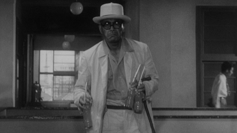 кадр из фильма Я живу в страхе