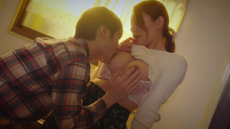 кадр из фильма 隣に住む細身巨乳なシングルマザーは、いつも明るく振る舞っているが、どこか寂しげで――。