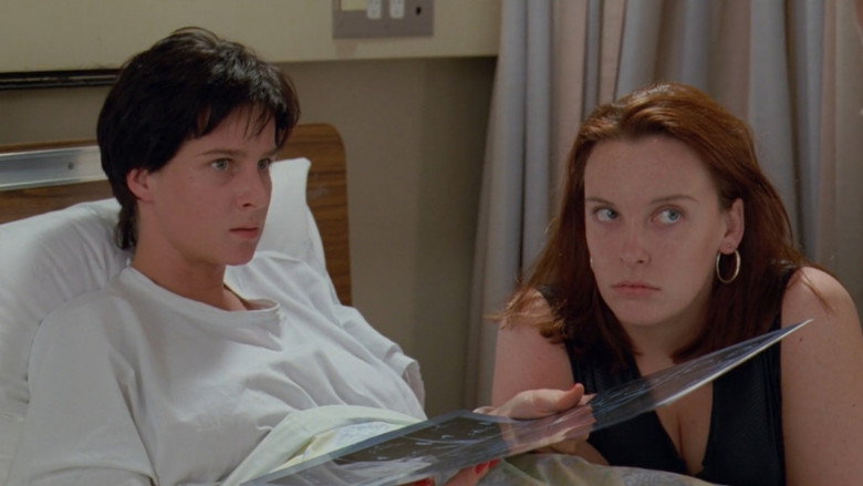 кадр из фильма Свадьба Мюриэл