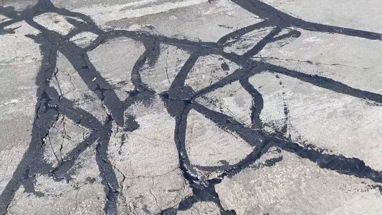 кадр из фильма Introduction to Crack Sealing