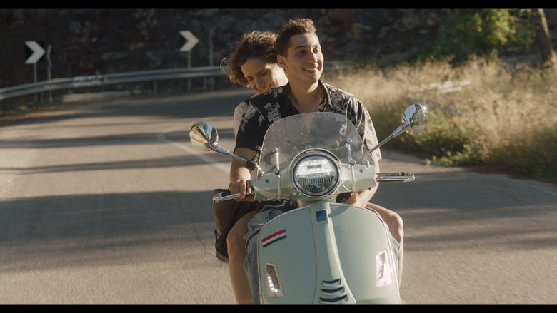 кадр из фильма Τόσο Κοντά, Τόσο Μακριά