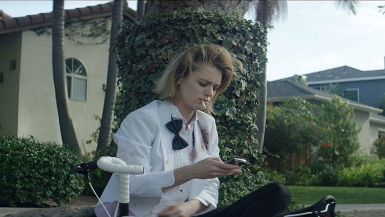 кадр из фильма Иззи прётся через город