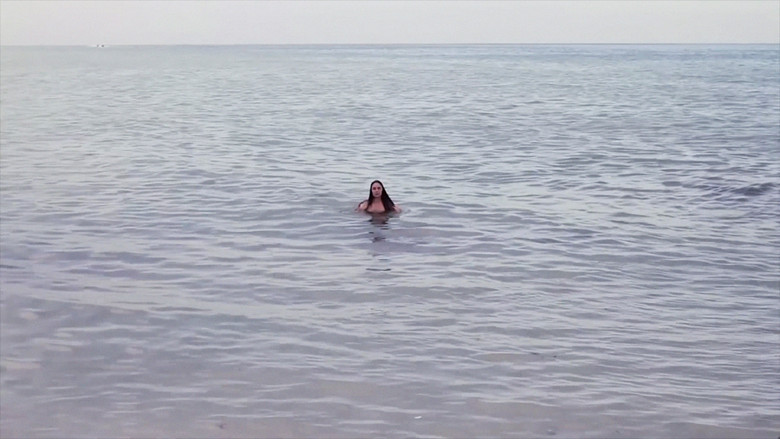 кадр из фильма Hot Beach Babe Aims to Please