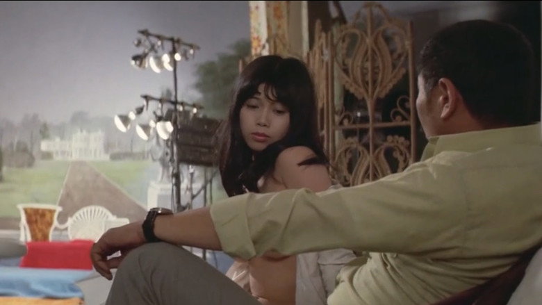 кадр из фильма 女子大生　かりそめの妻