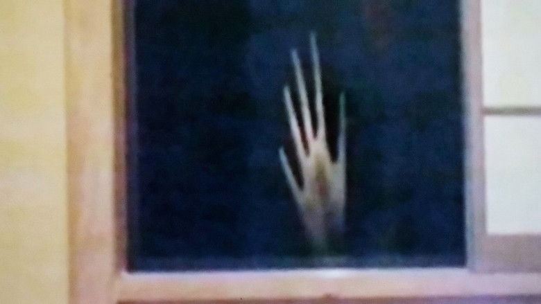 кадр из фильма 封印映像16 八尺様の呪い