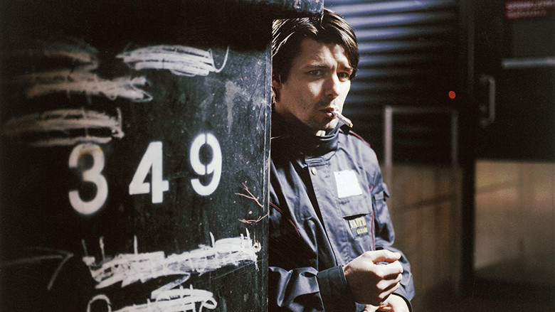 кадр из фильма Огни городской окраины