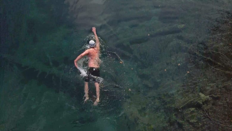 кадр из фильма Les Pouvoirs thérapeutiques de l'eau