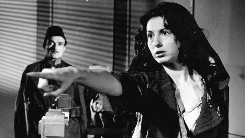 кадр из фильма İki Süngü Arasında