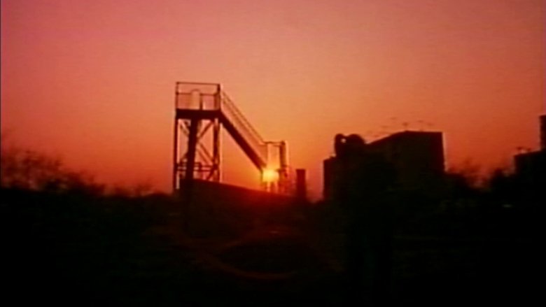 кадр из фильма 陸路は夜の底に沈み…