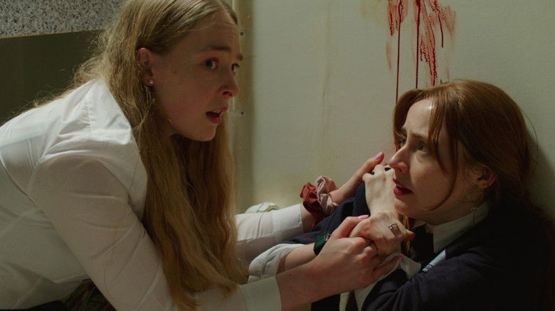 кадр из фильма TSUNAMI