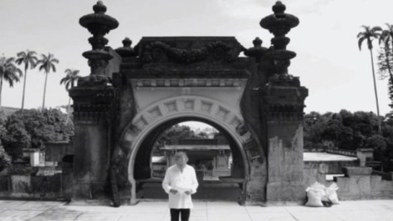 кадр из фильма Revolver