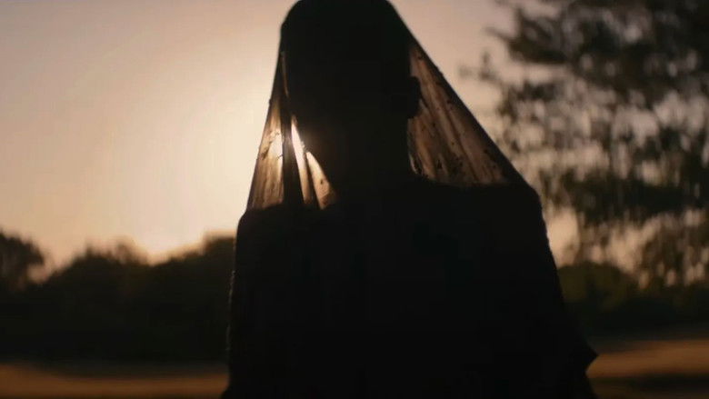 кадр из фильма Женщина во дворе