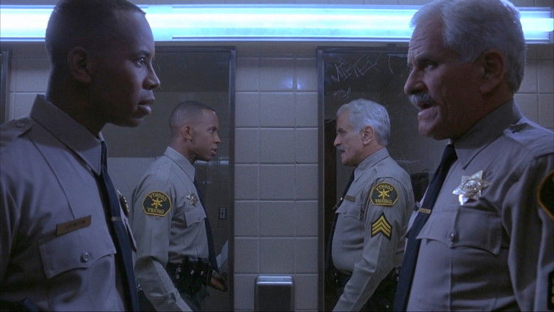 кадр из фильма Стеклянный щит