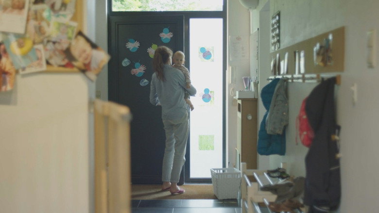 кадр из фильма Crèches, razzia sur les bébés