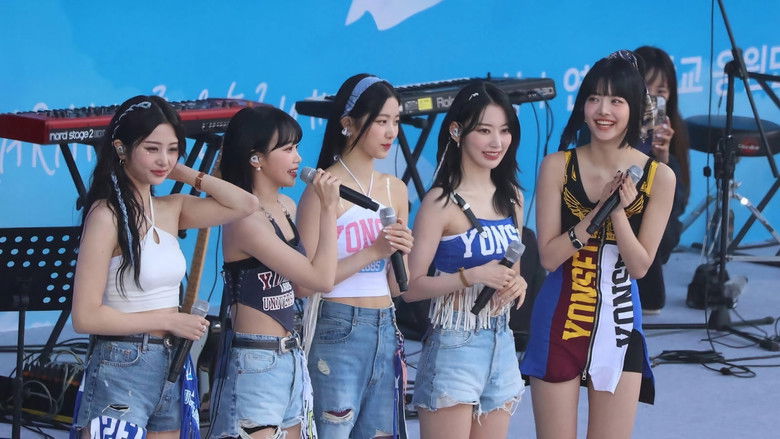 кадр из фильма LE SSERAFIM - 'AKARAKA' Yonsei University 2023