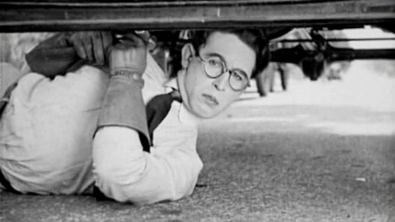 кадр из фильма Убирайся или прячься