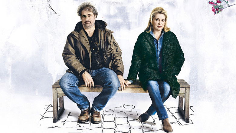 кадр из фильма Женщина во дворе