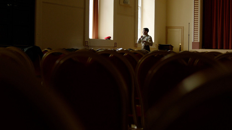 кадр из фильма The Outsider