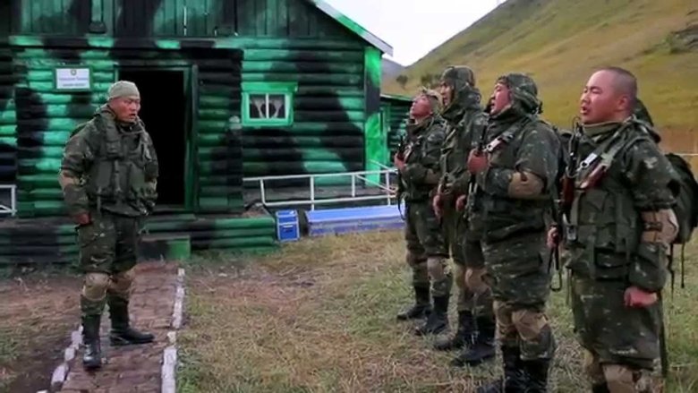 кадр из фильма Зүрх зогсохгүй