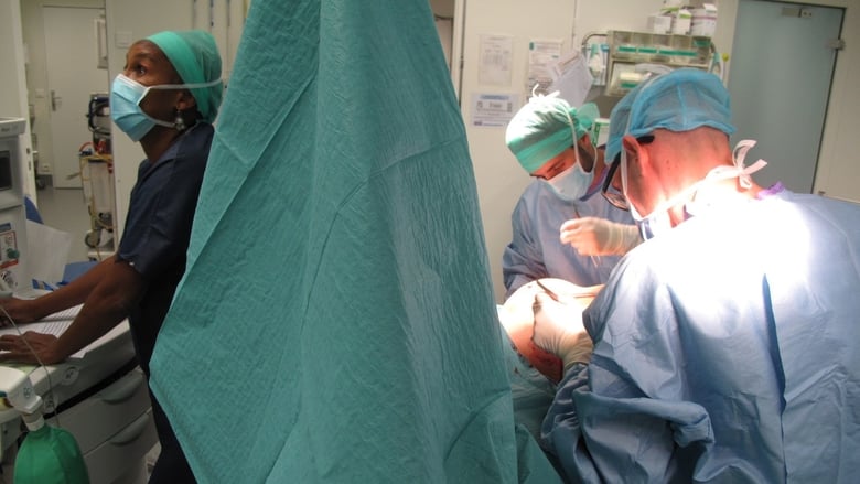 кадр из фильма Burning Out, dans le ventre de l'hôpital