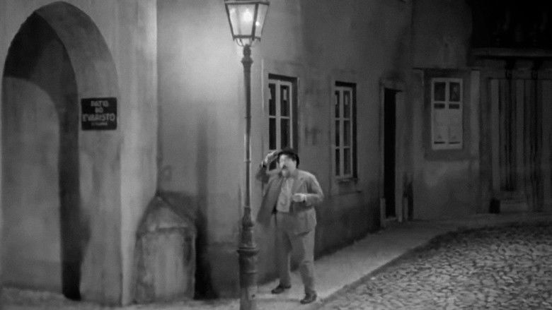 кадр из фильма O Pátio das Cantigas