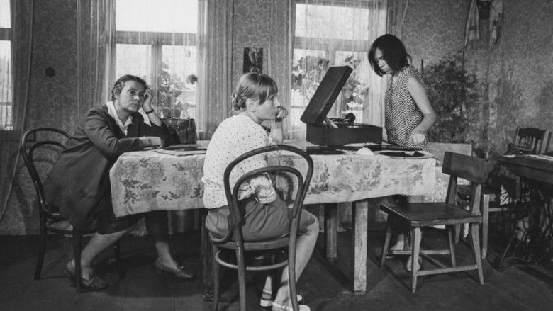 кадр из фильма Месяц август