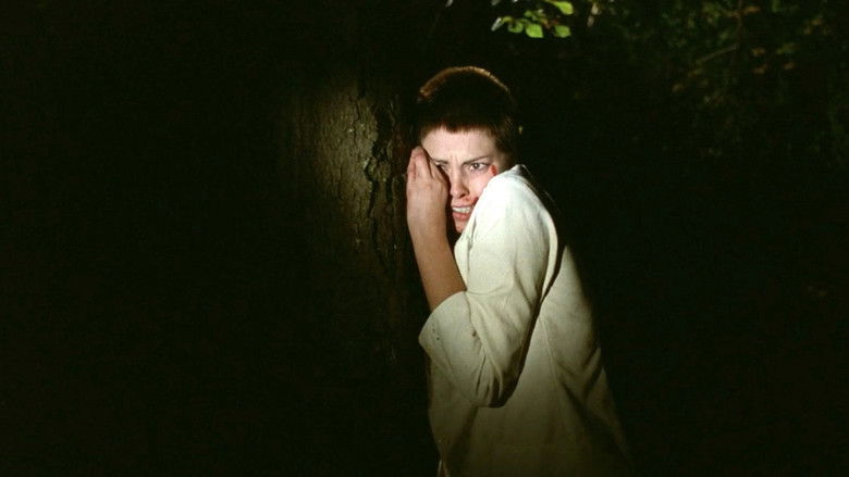 кадр из фильма Куколки за колючей проволокой