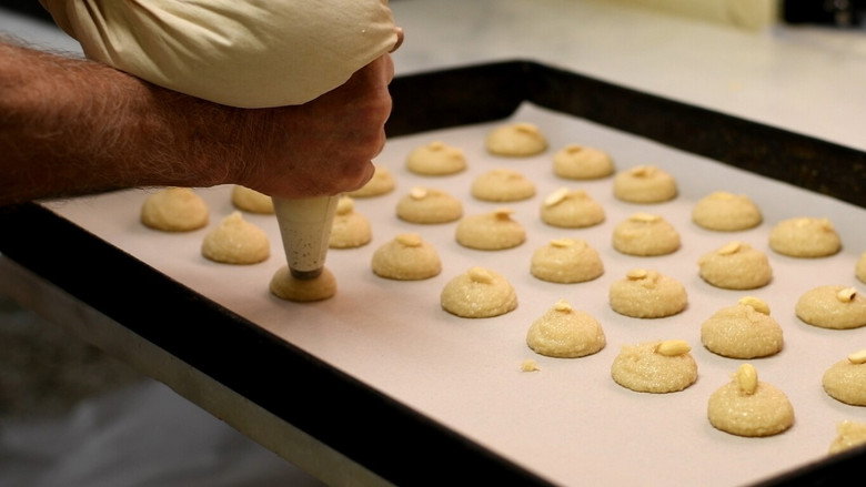 кадр из фильма Εργολάβος