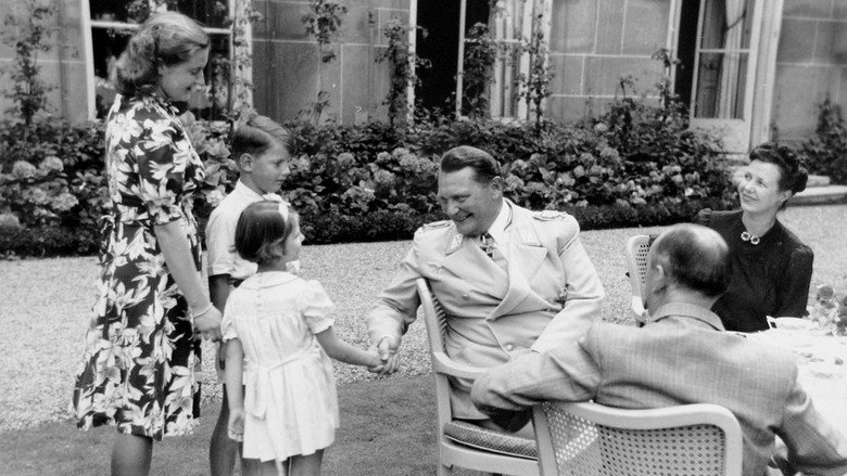 кадр из фильма Terror und Champagner – Hitlers Stellvertreter in Paris