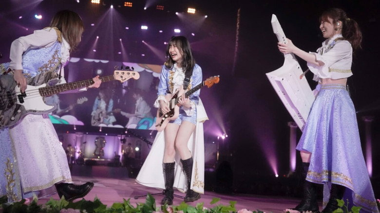 кадр из фильма SILENT SIREN 年末スペシャルLIVE TOUR 2021『FAMILIA』＠東京体育館