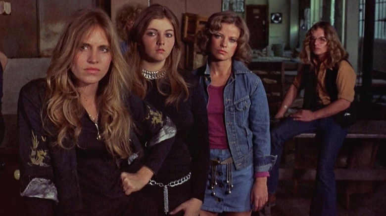 кадр из фильма Сестрички с выкидными лезвиями