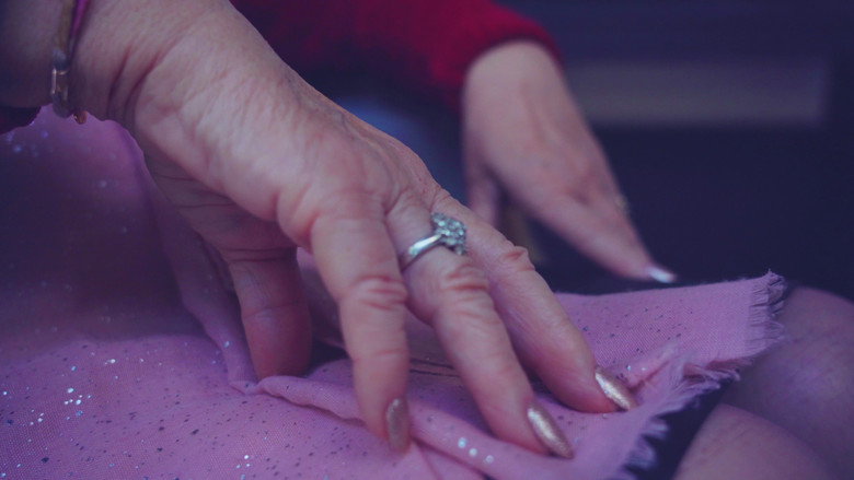 кадр из фильма How to Welcome a Stranger