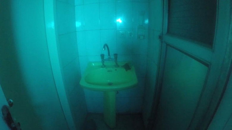 кадр из фильма اینجا نه